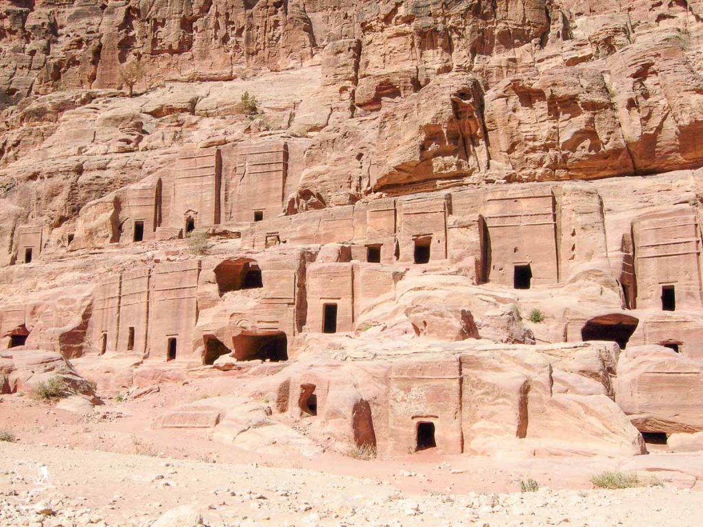 Pétra, merveille dans le désert du Wadi Rum en Jordanie dans notre article Déserts du monde : L’expérience mystique du Sahara, Thar et Wadi Rum #deserts #desert #sahara #thar #wadirum #voyage