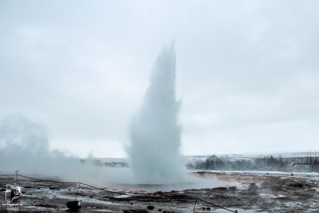 Le geyser Strokkur à visiter en Islande dans notre article Visiter l’Islande : quoi faire et voir en 4 jours seulement #islande #europe #voyage