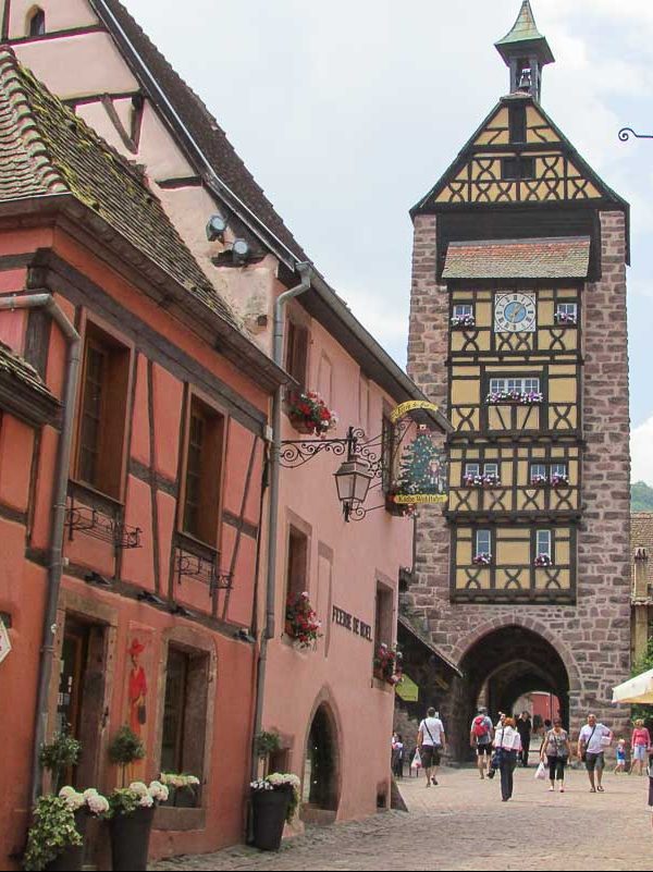 Riquewihr à visiter en Alsace près de Strasbourg dans notre article Visiter Strasbourg en Alsace et ses environs en 6 itinéraires d'un jour #strasbourg #alsace #france #voyage