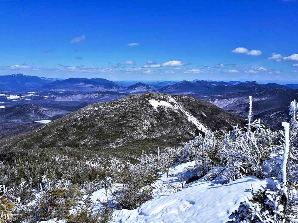 Sommets Algonquin et Wright Peak en hiver dans les Adirondacks dans notre article Devenir un Adirondack 46er : Faire l'ascension des 46 plus hautes montagnes des Adirondacks #adirondack #adirondacks #46ers #46er #ADK46er #montagnes #usa #randonnee