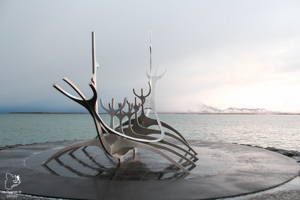 Un drakkar, un bateau viking, dans notre article Visiter l’Islande : quoi faire et voir en 4 jours seulement #islande #europe #voyage