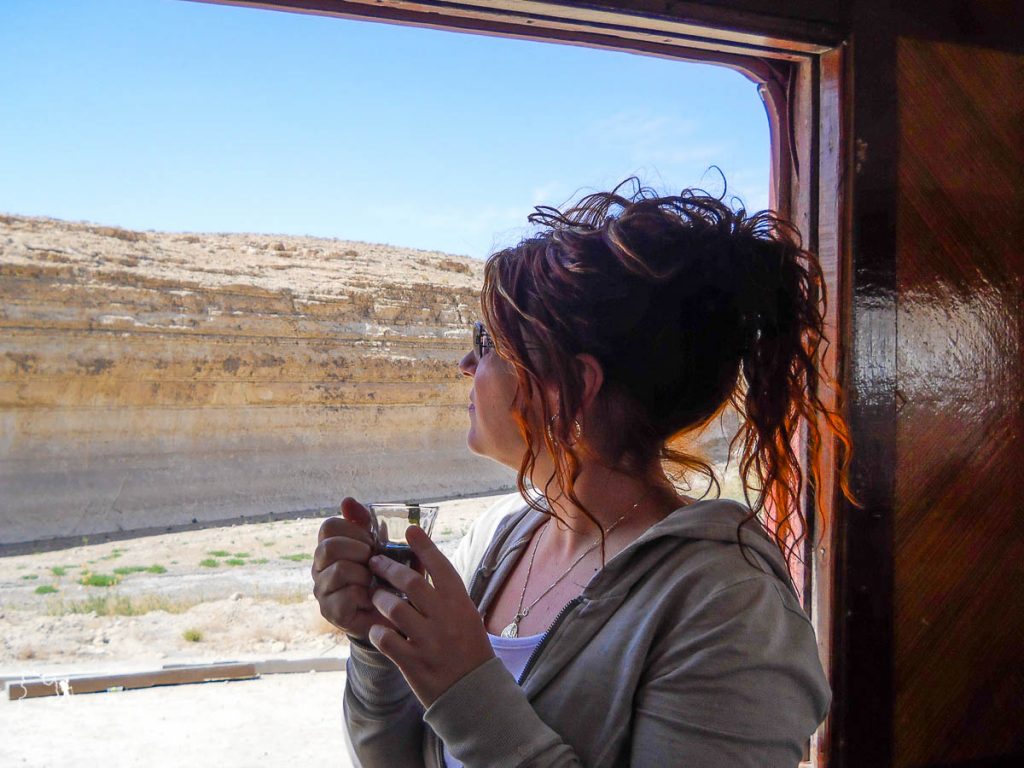 À bord du train, Le Lézard rouge, qui traverse le désert du Sahara dans notre article Déserts du monde : L’expérience mystique du Sahara, Thar et Wadi Rum #deserts #desert #sahara #thar #wadirum #voyage