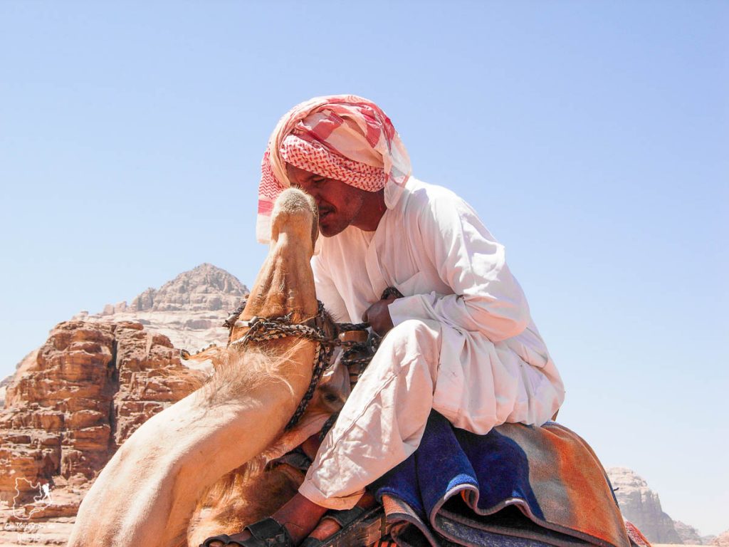 Chamelier en randonnée en chameaux dans désert du Wadi Rum dans notre article Déserts du monde : L’expérience mystique du Sahara, Thar et Wadi Rum #deserts #desert #sahara #thar #wadirum #voyage