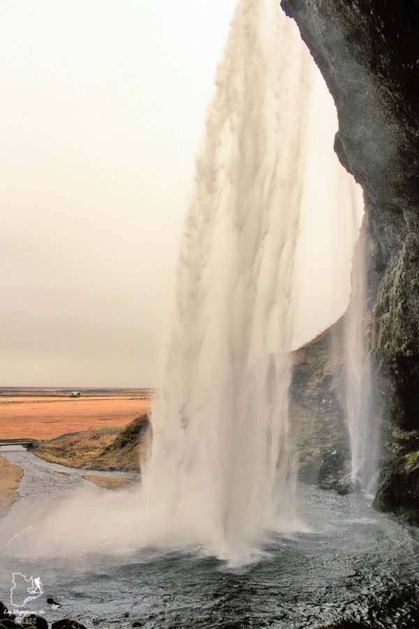 La chute Seljalandsfoss, un incontournable à visiter en Islande dans notre article Visiter l’Islande : quoi faire et voir en 4 jours seulement #islande #europe #voyage