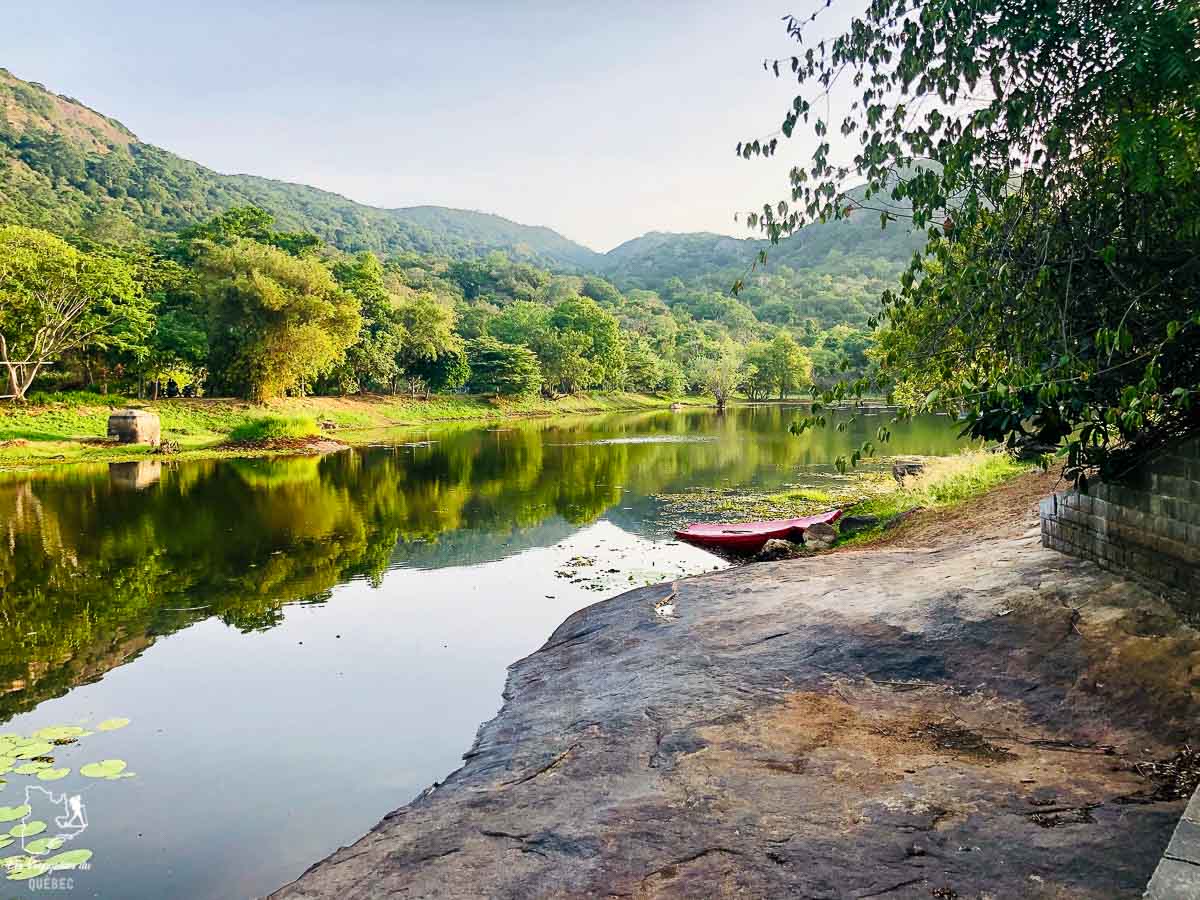 Lac Ulpotha lors de ma cure ayurvédique au Sri Lanka dans notre article Cure ayurvédique au Sri Lanka : Ma retraite de 7 jours pour tester l’Ayurveda #Ayurveda #retraite #srilanka #cureayurvedique #voyage #asie