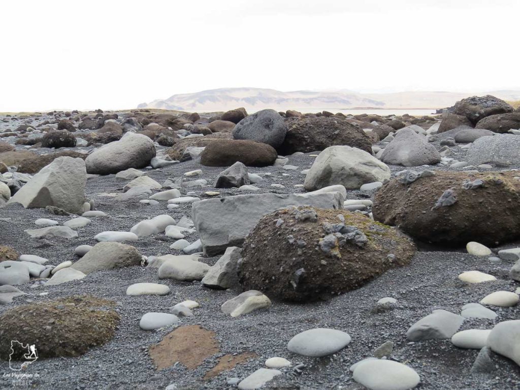 Plage de Reynisfjara en Islande dans notre article Une semaine en Islande : Mon expérience à visiter l’Islande en solo #islande #unesemaine #voyage #europe #voyageensolo