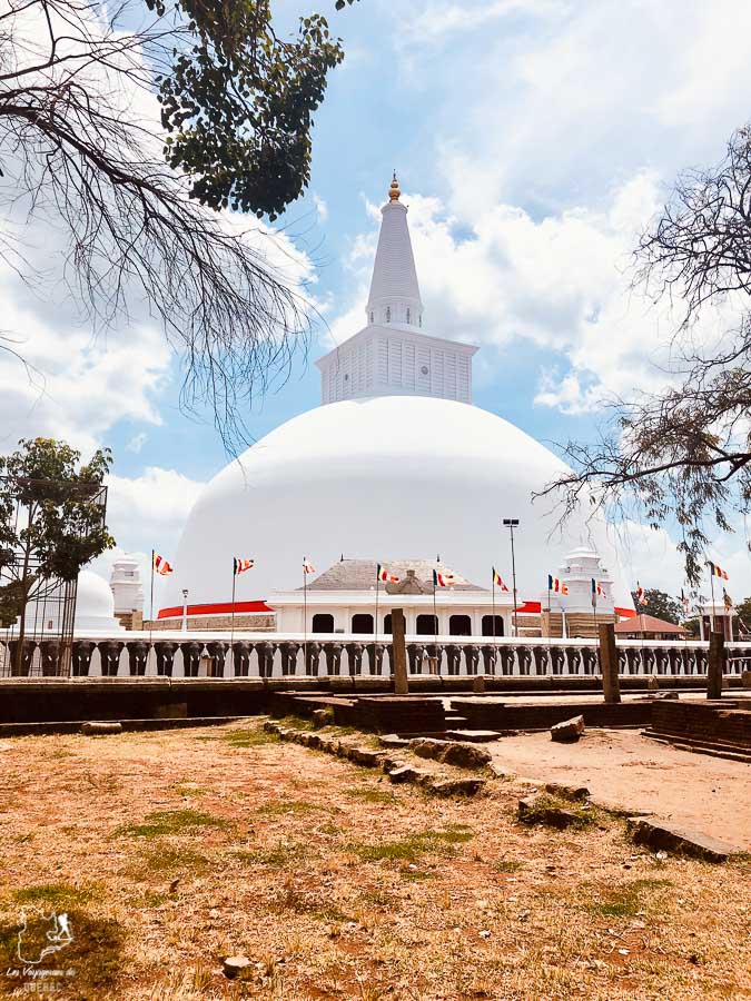 Visite du Ruwanwelisaya stupa lors de ma retraite au Sri Lanka dans notre article Cure ayurvédique au Sri Lanka : Ma retraite de 7 jours pour tester l’Ayurveda #Ayurveda #retraite #srilanka #cureayurvedique #voyage #asie