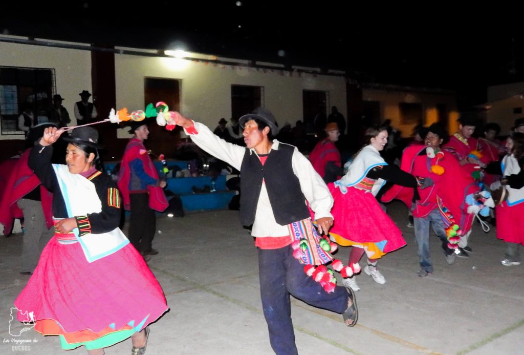 Danse traditionnelle de l'île Amantani au lac Titicaca au Pérou dans notre article Le lac Titicaca au Pérou : Mon expérience sur 3 îles et dans une famille locale #perou #lactiticaca #titicaca #voyage #ameriquedusud