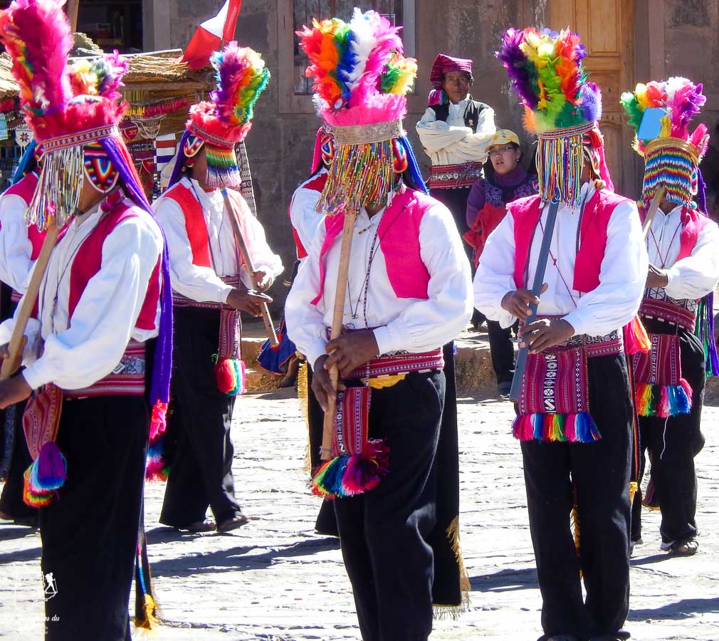 Parade pour la fête des moissons sur l'île Taquile sur le lac Titicaca au Pérou dans notre article Le lac Titicaca au Pérou : Mon expérience sur 3 îles et dans une famille locale #perou #lactiticaca #titicaca #voyage #ameriquedusud
