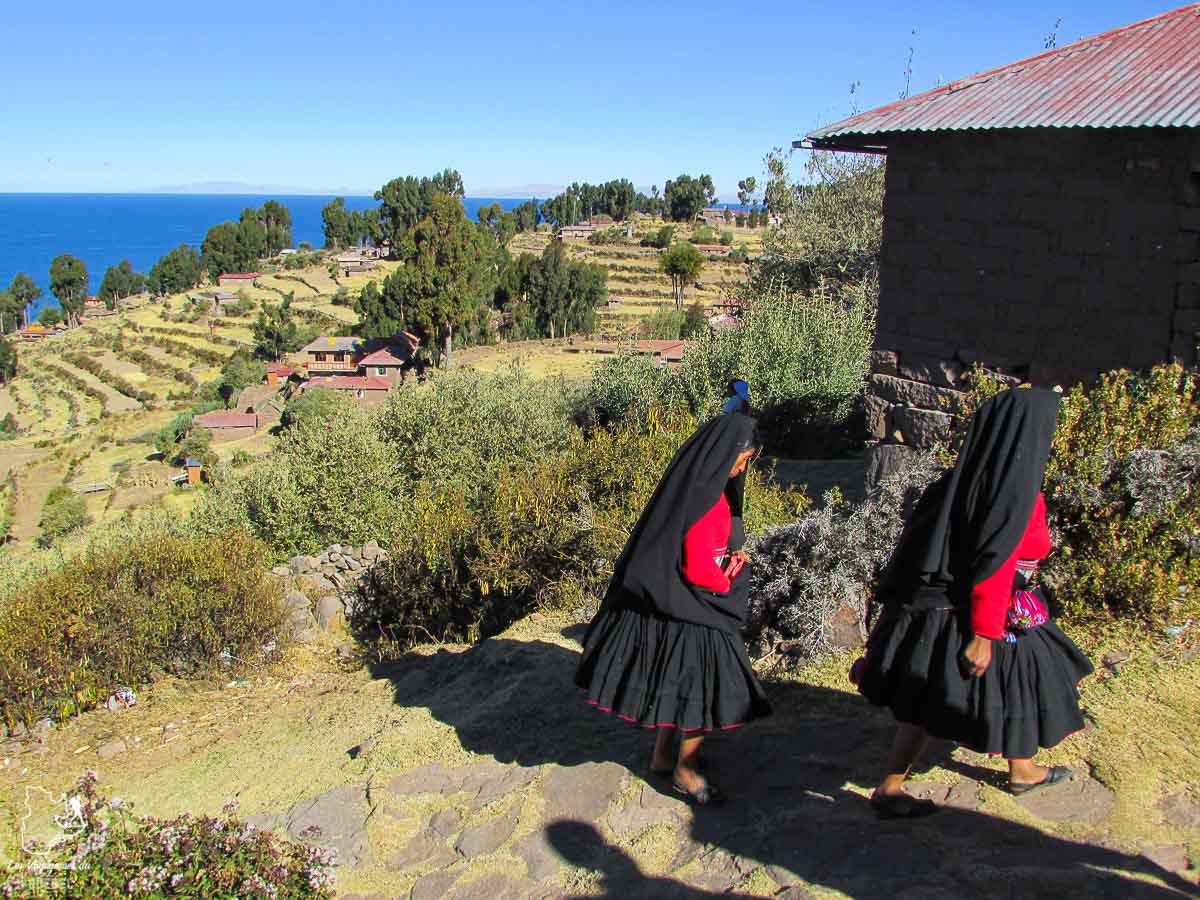 Les femmes sur l'île Taquile sur le lac Titicaca au Pérou dans notre article Le lac Titicaca au Pérou : Mon expérience sur 3 îles et dans une famille locale #perou #lactiticaca #titicaca #voyage #ameriquedusud