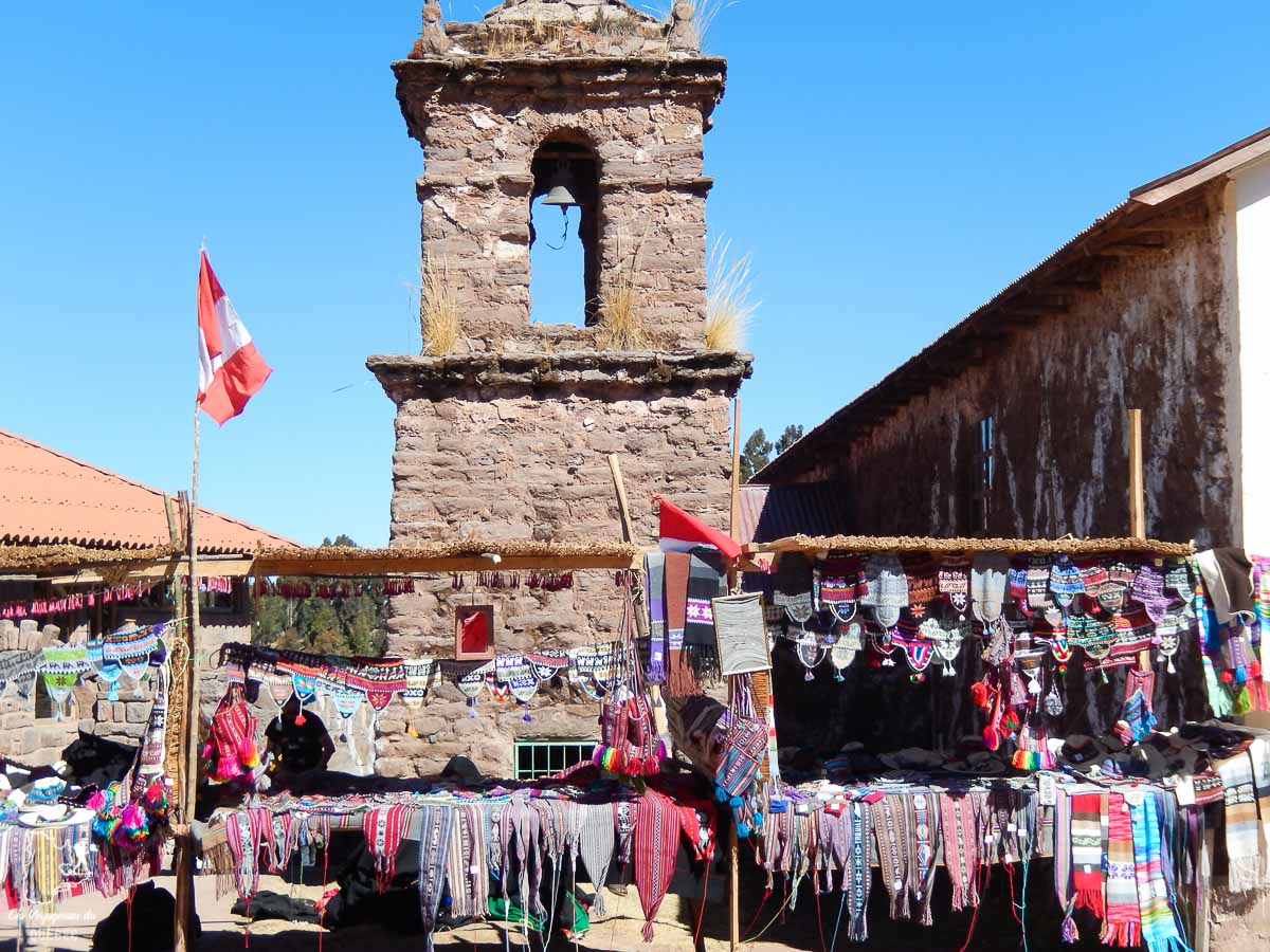 Artisanat des femmes sur l'île Taquile sur le lac Titicaca au Pérou dans notre article Le lac Titicaca au Pérou : Mon expérience sur 3 îles et dans une famille locale #perou #lactiticaca #titicaca #voyage #ameriquedusud