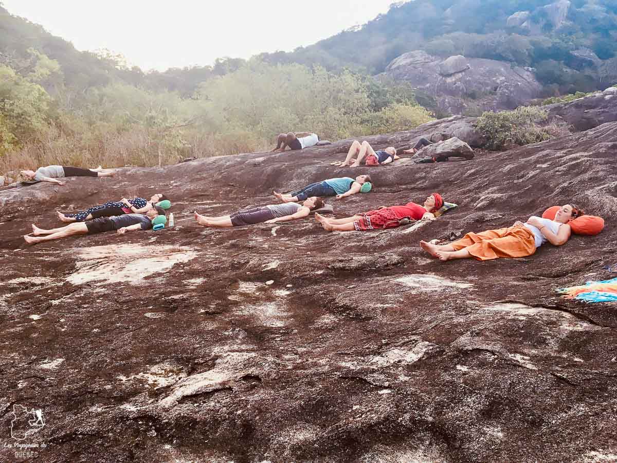 Méditation après séance de yoga lors de ma retraite au Sri Lanka dans notre article Cure ayurvédique au Sri Lanka : Ma retraite de 7 jours pour tester l’Ayurveda #Ayurveda #retraite #srilanka #cureayurvedique #voyage #asie