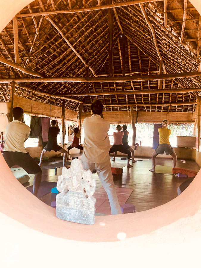 Yoga lors de ma cure ayurvédique au Sri Lanka dans notre article Cure ayurvédique au Sri Lanka : Ma retraite de 7 jours pour tester l’Ayurveda #Ayurveda #retraite #srilanka #cureayurvedique #voyage #asie