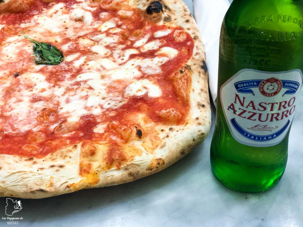 Manger une pizza à la pizzeria Da Michele de Naples dans notre article Que faire à Naples en Italie et voir : Visiter Naples, Pompéi et la Côte Amalfitaine #naples #italie #europe #voyage #pompei #coteamalfitaine
