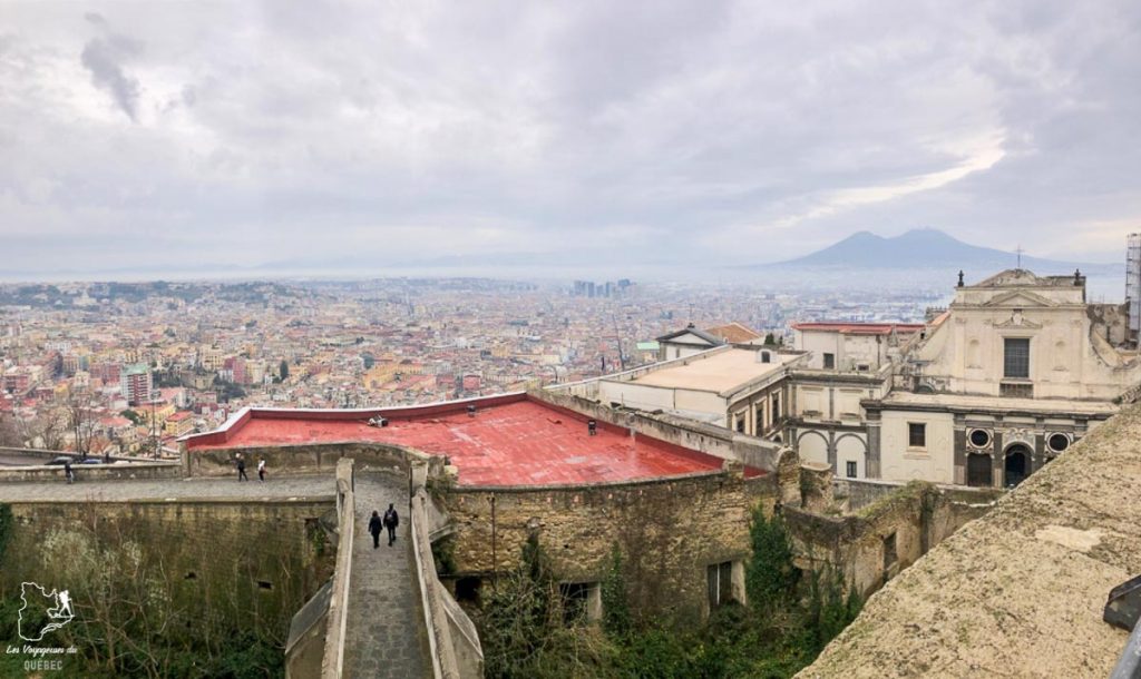 Vue sur Naples en Italie dans notre article Que faire à Naples en Italie et voir : Visiter Naples, Pompéi et la Côte Amalfitaine #naples #italie #europe #voyage #pompei #coteamalfitaine