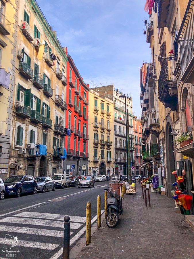 Visiter Naples et ses petites rues dans notre article Que faire à Naples en Italie et voir : Visiter Naples, Pompéi et la Côte Amalfitaine #naples #italie #europe #voyage #pompei #coteamalfitaine