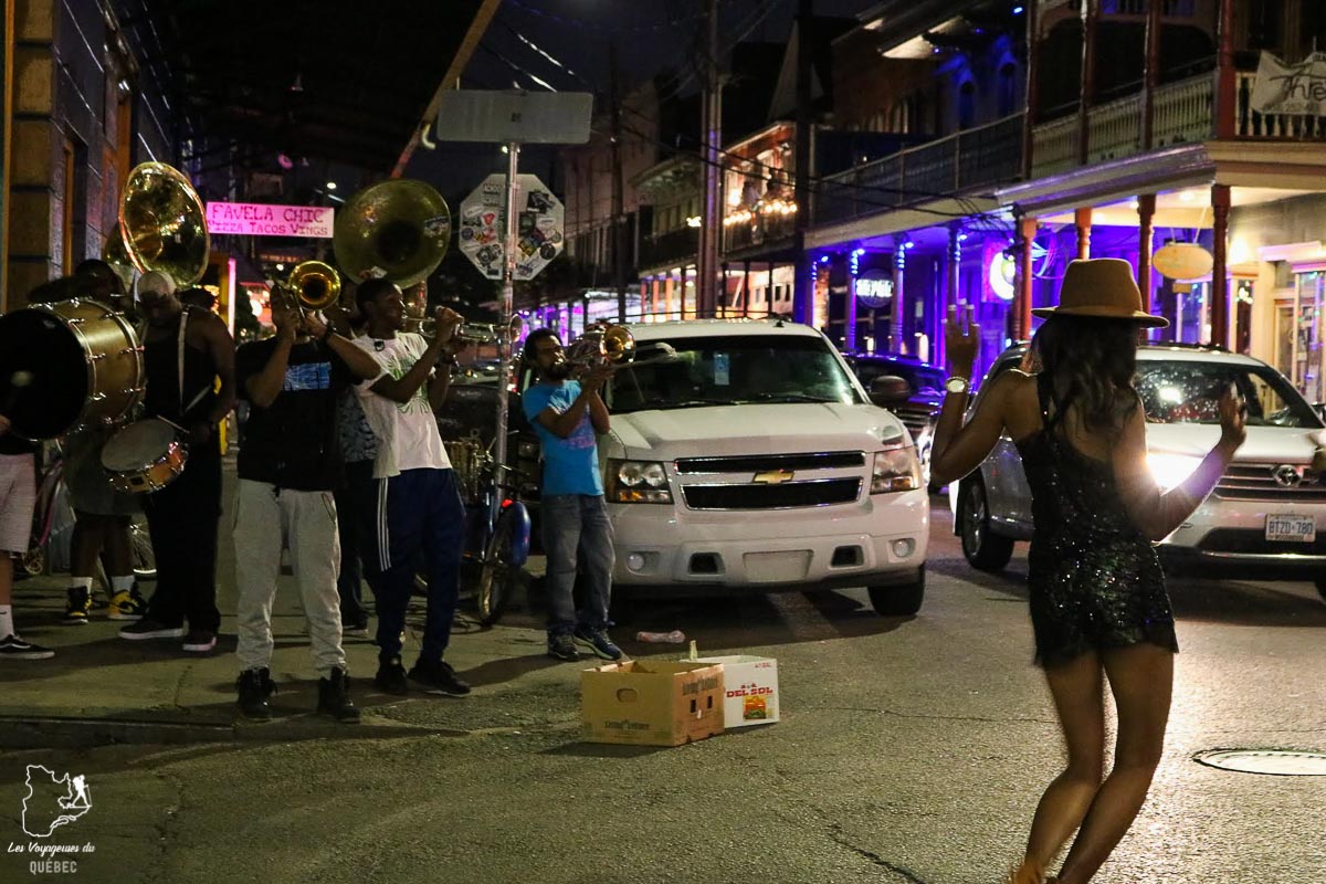 Danser dans les rues de Frenchmen street en Nouvelle-Orléans dans notre article 5 incontournables de la Nouvelle-Orléans à visiter en 3 jours #nouvelleorleans #louisiane #usa #etatsunis #voyage #amerique