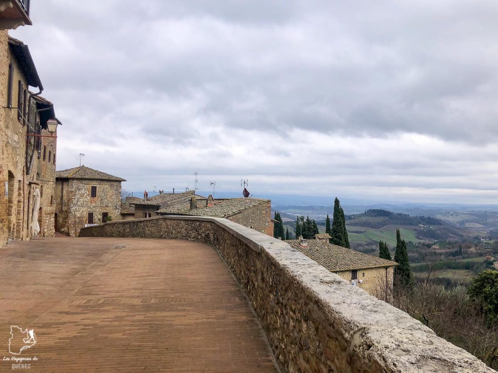 Sur les remparts fortifiés de San Gimignano en Toscane dans notre article Visiter la Toscane en Italie : Mes incontournables de que faire et voir en 10 jours #toscane #italie #europe #voyage #itineraire #sangiminiano
