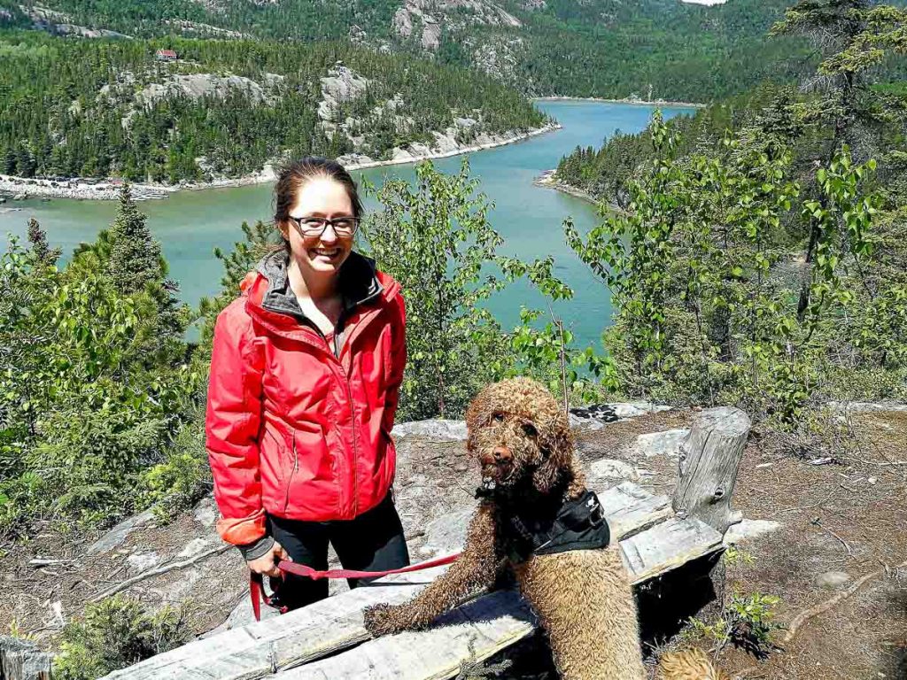 La randonnée à Baie-des-Rochers dans Charlevoix dans notre article Voyager avec son chien au Québec : Que faire et où aller #quebec #chien #voyager