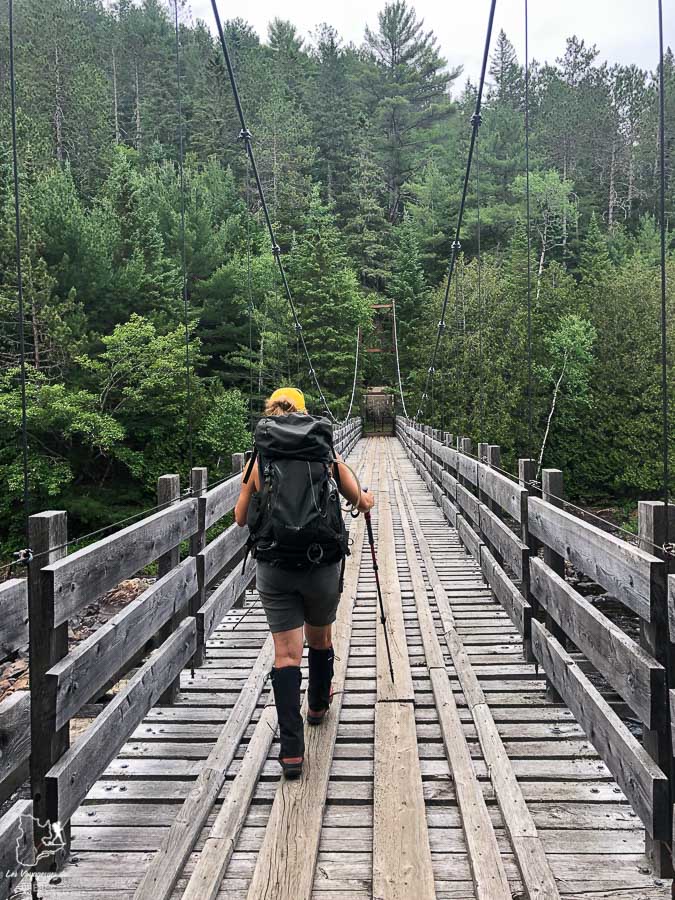Pont suspendu traversé lors de la randonnée dans Lanaudière dans notre article Randonnée dans Lanaudière : 100 km sur le sentier national (sentier de la Matawinie) #randonnee #lanaudiere #matawinie #sentiernational #quebec #canada