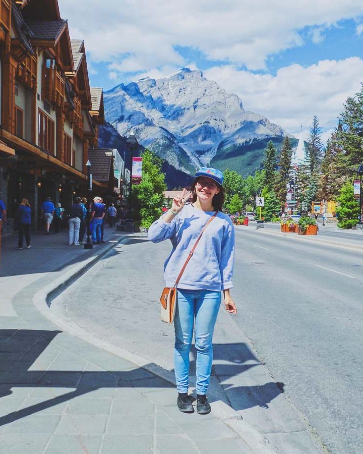 Magasinage rue principale de Banff en Alberta dans notre article Road trip vers l’ouest du Canada : mon itinéraire vers la Vallée de l'Okanagan #ouestcanada #ouestcanadien #roadtrip #canada #voyage