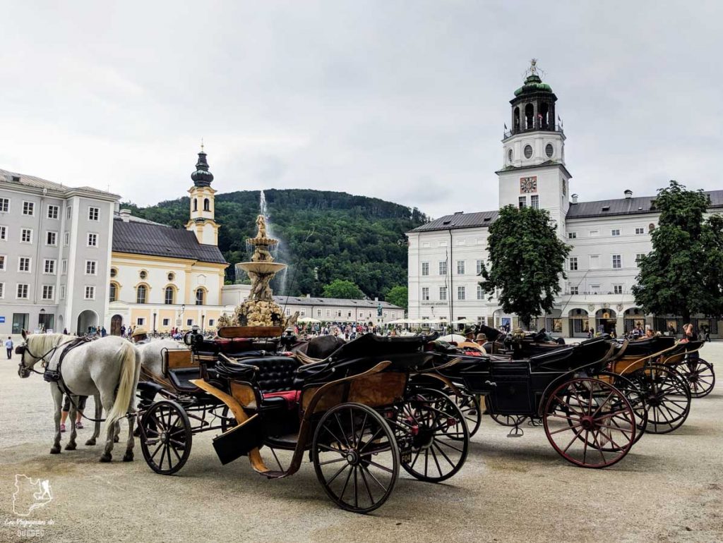 Residenzplatz à Salzbourg lors d'un Walking tour dans notre article Visiter Salzbourg : Que voir et que faire à Salzbourg en Autriche #Salzbourg #Autriche #Europe #voyage