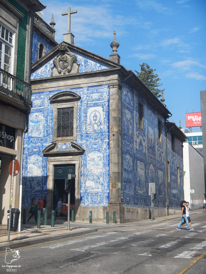 Bâtiment de Porto recouvert d'azulejos, des faïences colorées dans notre article Visiter Porto au Portugal et la Vallée du Douro : Que faire en 7 incontournables #porto #valleedudouro #portugal #europe #voyage