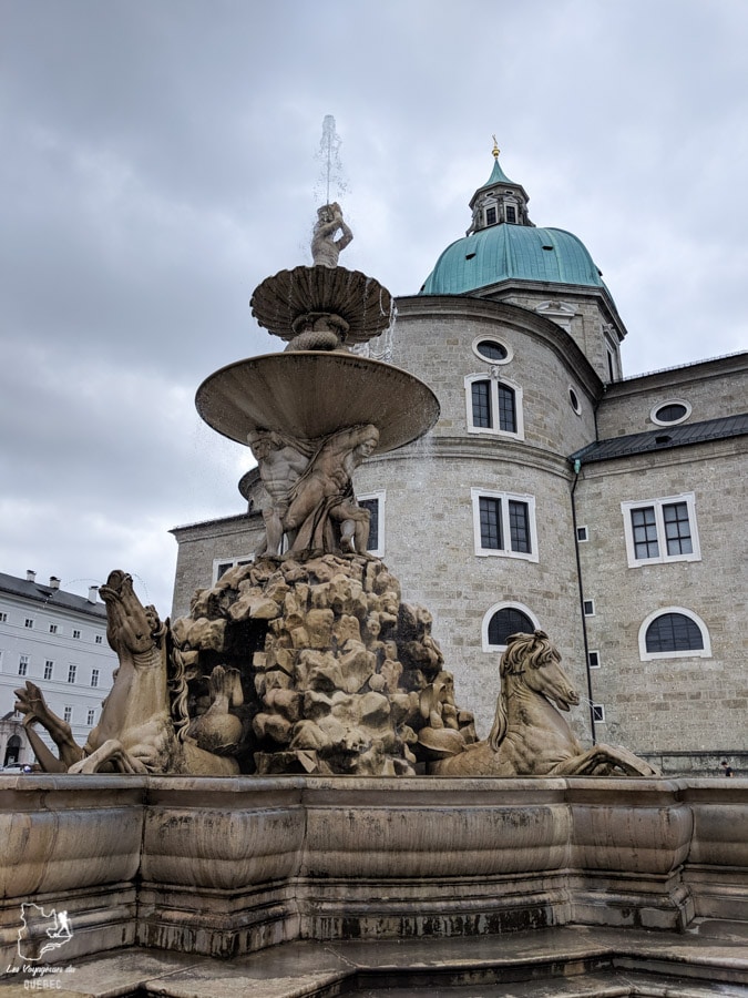 Fontaine de la Residenzplatz à Salzbourg dans notre article Visiter Salzbourg : Que voir et que faire à Salzbourg en Autriche #Salzbourg #Autriche #Europe #voyage