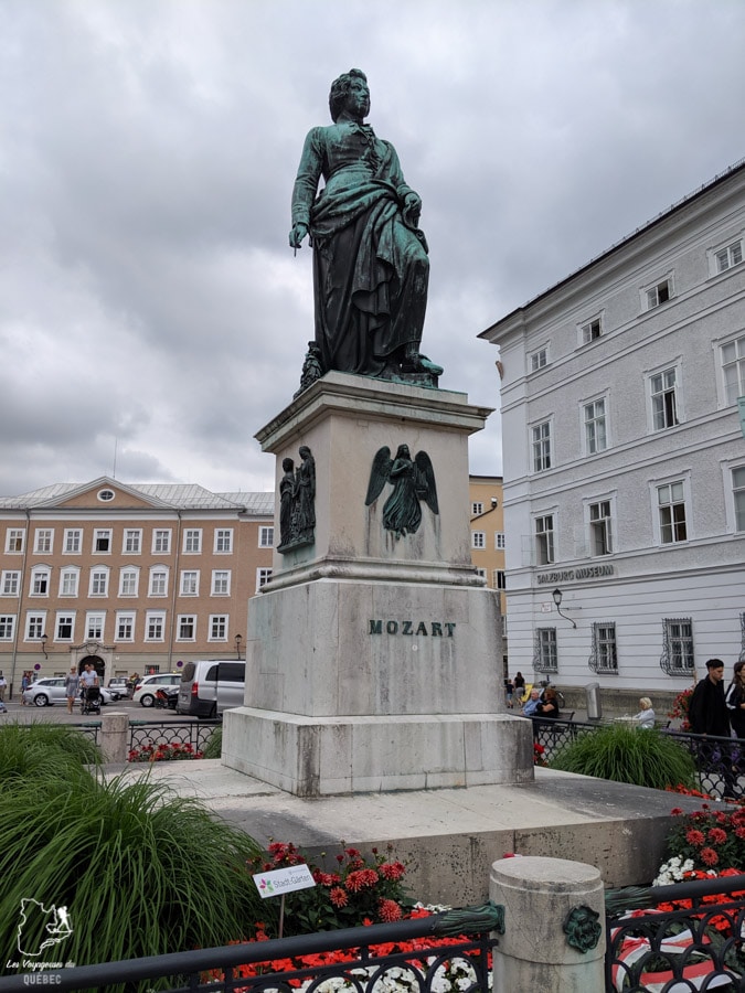 Statue de Mozart sur la MozartPlatz de Salzbourg dans notre article Visiter Salzbourg : Que voir et que faire à Salzbourg en Autriche #Salzbourg #Autriche #Europe #voyage