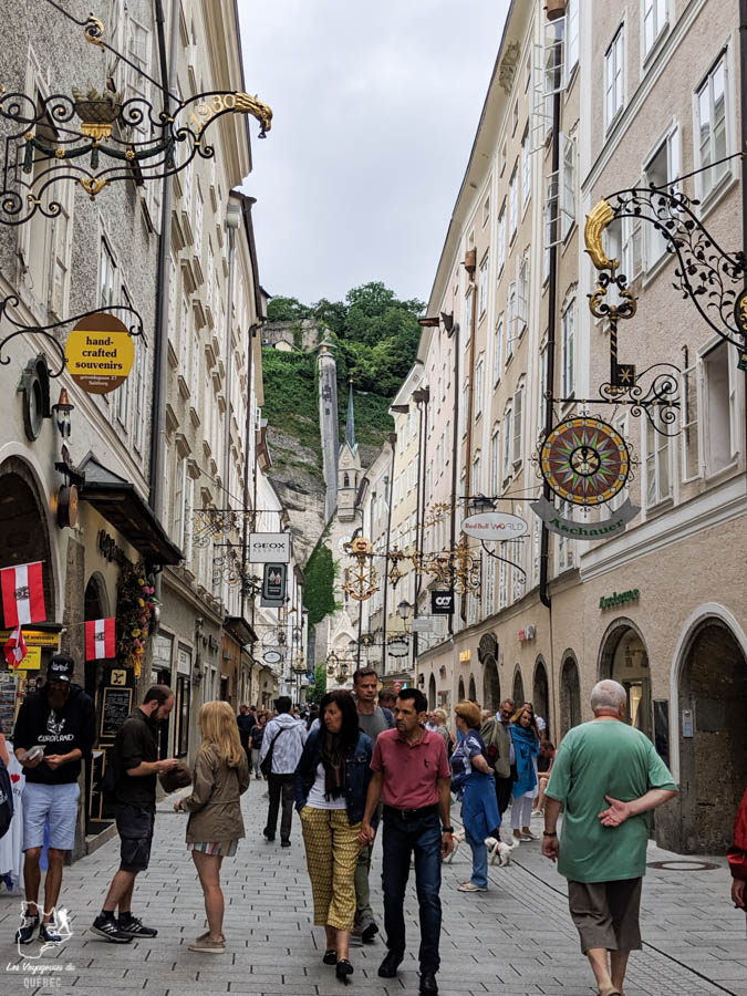 Rue Getreidegasse de Salzbourg dans notre article Visiter Salzbourg : Que voir et que faire à Salzbourg en Autriche #Salzbourg #Autriche #Europe #voyage
