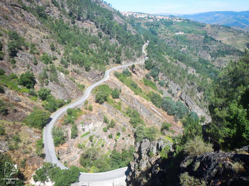 Conduire routes sinueuses dans la Vallée du Douro dans notre article Visiter Porto au Portugal et la Vallée du Douro : Que faire en 7 incontournables #porto #valleedudouro #portugal #europe #voyage
