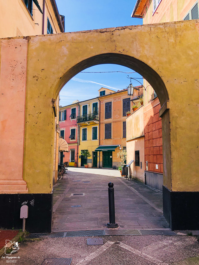 Rue de la ville de Levanto en Italie dans notre article Visiter les Cinque Terre en Italie avec ses charmants villages colorés #cinqueterre #italie #ligurie #voyage #europe