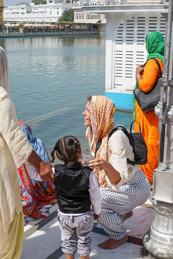 Golden temple à Amritsar en Inde dans notre article Voyager seule en Inde en tant que femme : Conseils d’une voyageuse en solo #voyage #femme #femmeseule #voyagerensolo #inde #asie