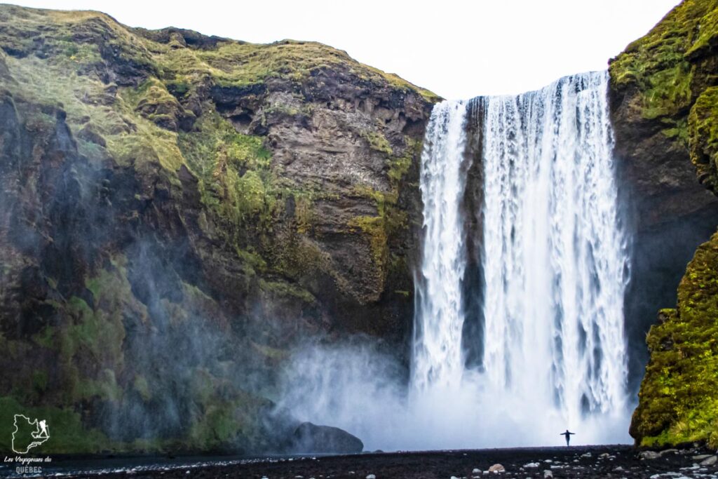 Communion avec la chute Skógafoss en Islande dans notre article Voyager en palette d'émotions : lorsque l’aventure devient introspection #emotions #voyage #voyager #introspection