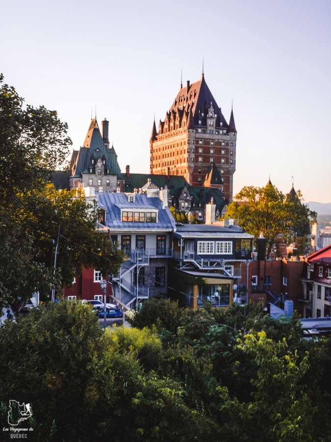 Photographier le château Frontenac à partir de la rterrasse Pierre-Dugua-de-Mons dans notre article Visiter Québec à travers ses plus beaux points de vue : 12 endroits où photographier la ville de Québec #quebec #villedequebec #canada #photographie
