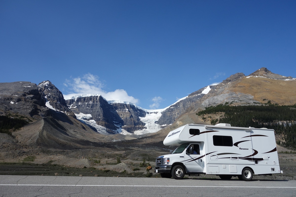 Camping-car, Véhicule Récréatif Extérieur Et Poubelle À L'entrée