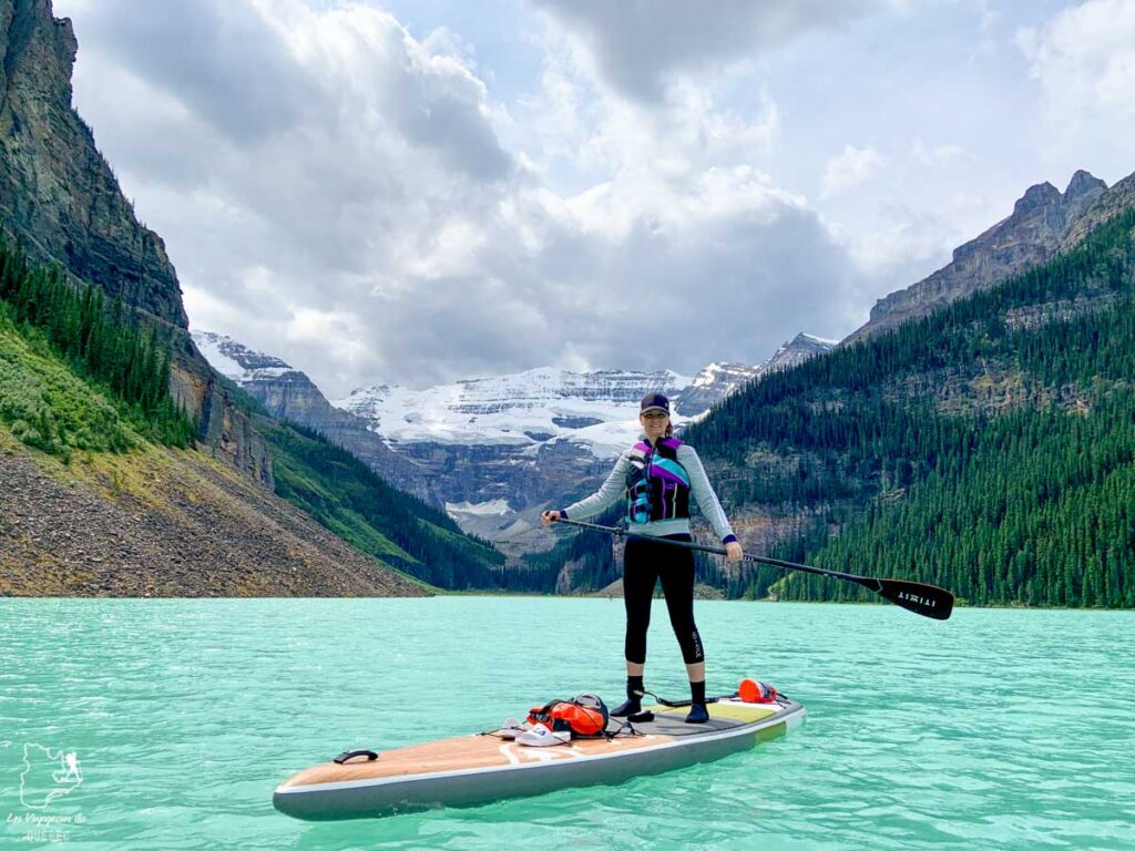 SUP au lac Louise lors d'un road trip au Canada dans notre article Road trip au Canada : Tout savoir pour préparer son road trip vers l’Ouest du Canada #vanlife #roadtrip #canada #ouestducanada #voyage