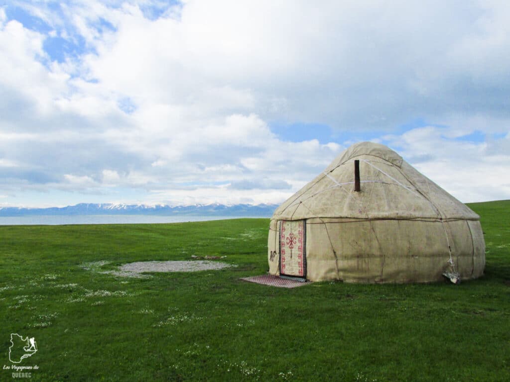 Yourte au lac Song Kul dans notre article Découvrir le lac Song Kul au Kirghizistan lors d’un trek de 4 jours #Kirghizistan #songkul #songkol #asiecentrale #trek #voyage
