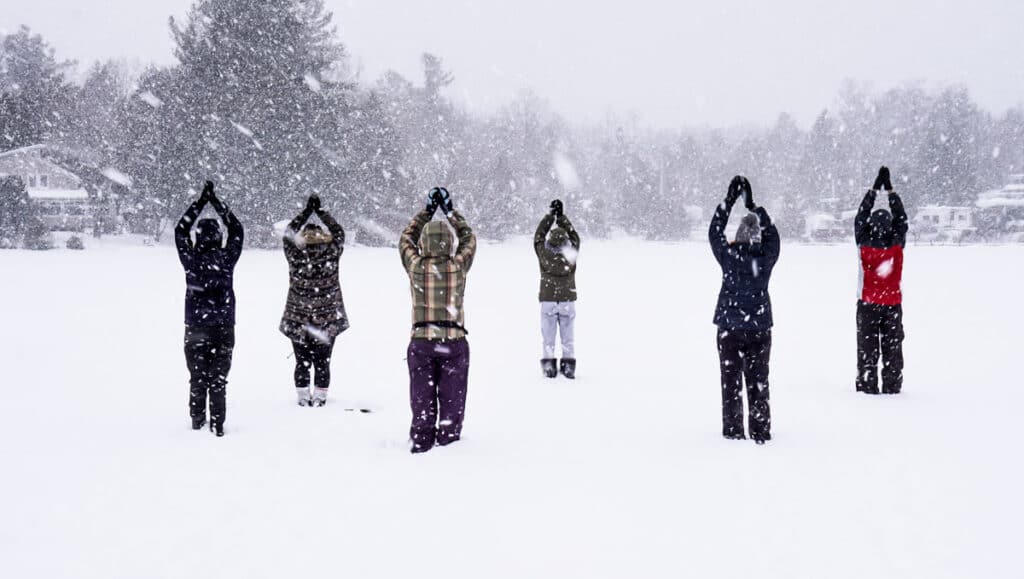 Le yoga sur neige dans notre article 10 activités hivernales au Québec : quoi faire au Québec en hiver #hiver #quebec #canada #activites