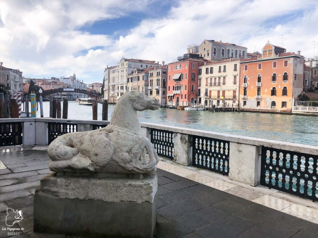 Vue sur le canal depuis le musée Peggy Guggenheim à Venise dans notre article Visiter Venise en 4 jours : Que voir et que faire à Venise en Italie #venise #venetie #italie #voyage #europe