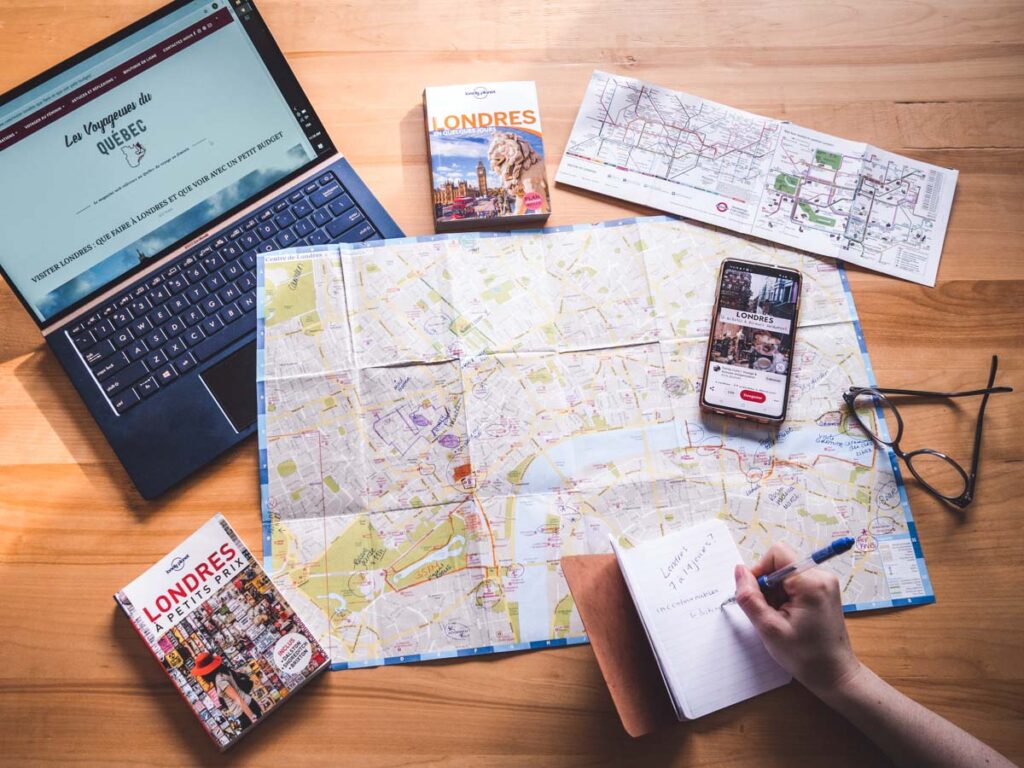 Planifier son itinéraire dans notre article Voyager par procuration : 10 manières de se sentir en voyage à la maison #voyager #voyage #chezsoi #procuration
