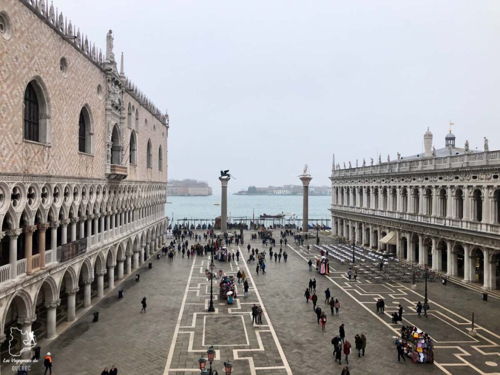 Vue sur la Piazza San Marco depuis la basilique à Venise dans notre article Visiter Venise en 4 jours : Que voir et que faire à Venise en Italie #venise #venetie #italie #voyage #europe