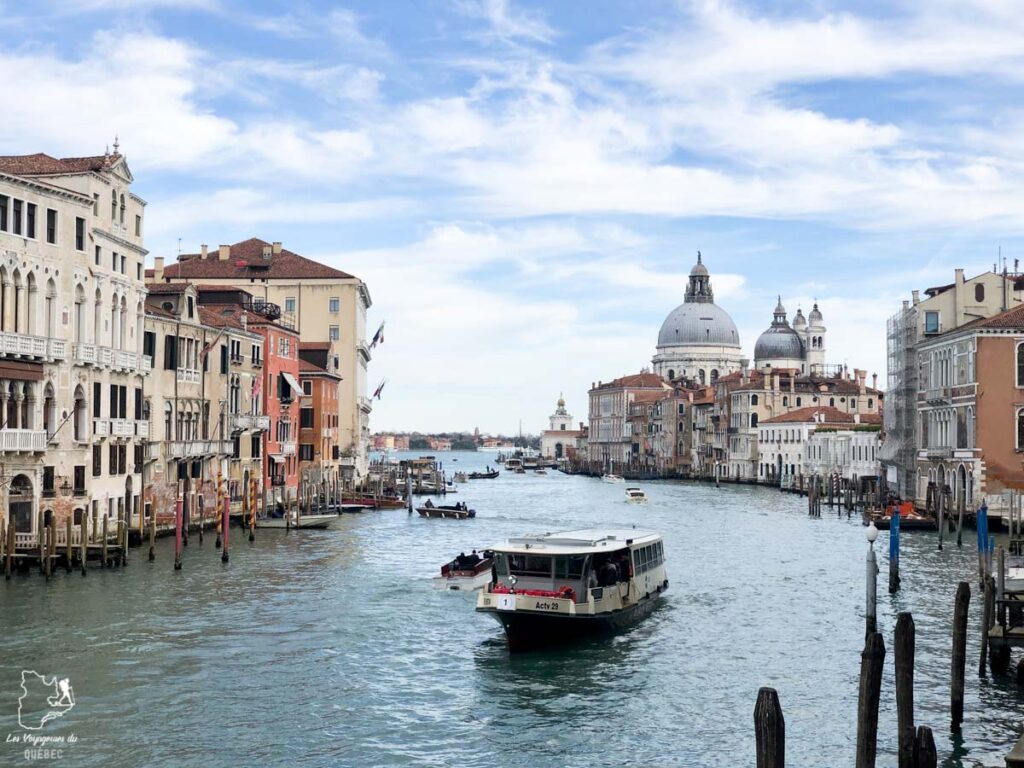 Vue sur le Grand Canal depuis le Pont de l'Académie à Venise dans notre article Visiter Venise en 4 jours : Que voir et que faire à Venise en Italie #venise #venetie #italie #voyage #europe