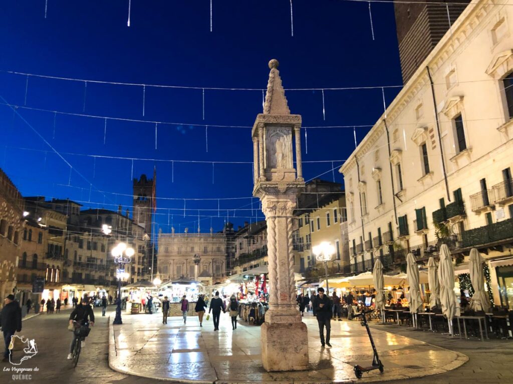 Piazza delle Erbe à Vérone dans notre article Visiter Vérone en Italie : mes incontournables de la ville de Roméo et Juliette #verone #italie #venetie #voyage #europe