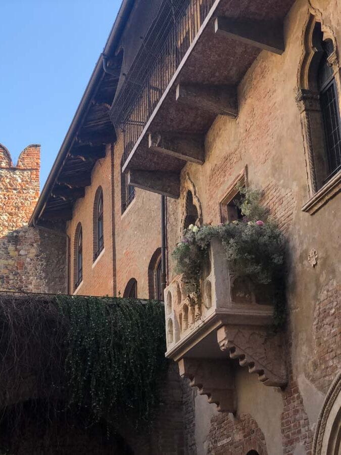 Balcon de la maison de Juliette à Vérone dans notre article Visiter Vérone en Italie : mes incontournables de la ville de Roméo et Juliette #verone #italie #venetie #voyage #europe