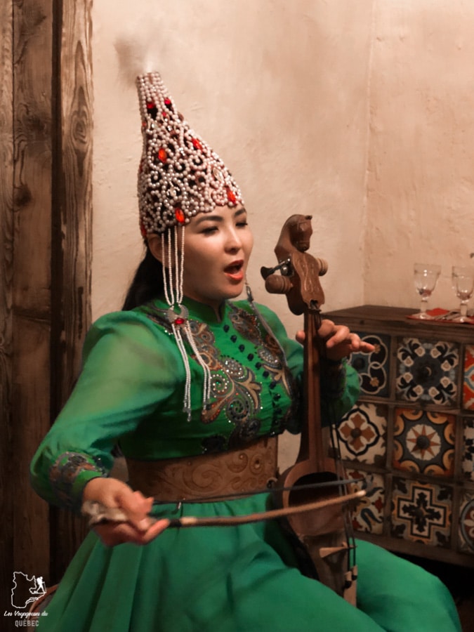 Chanteuse traditionnelle à Bichkek dans notre article Voyage au Kirghizistan : Mon aventure parmi les nomades du Kirghizistan #Kirghizistan #asiecentrale #voyage #randonnee #cheval #nomade