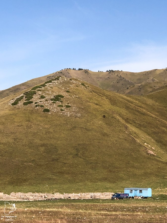 Rencontre des nomades du Kirghizistan dans notre article Voyage au Kirghizistan : Mon aventure parmi les nomades du Kirghizistan #Kirghizistan #asiecentrale #voyage #randonnee #cheval #nomade
