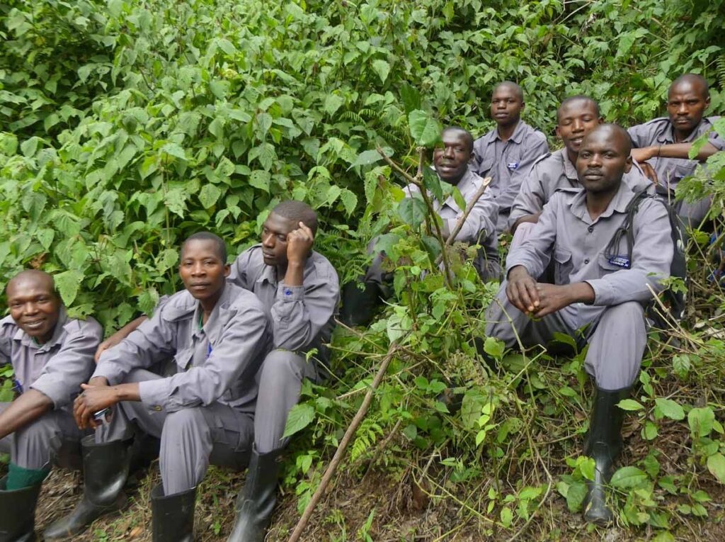 Équipe de porteurs pour l'expédition dans la forêt impénétrable de Bwindi dans notre article Observation des gorilles de montagne en Ouganda à la Bwindi impenetrable forest #ouganda #gorille #singe #afrique #voyage #safari