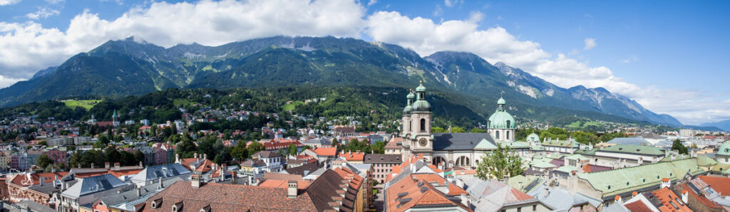 Panorama depuis le Stadtturm, la tour d'Innsbruck dans notre article Petit guide pour visiter Innsbruck en Autriche : Que faire à Innsbruck en un jour #Innsbruck #autriche #europe #voyage