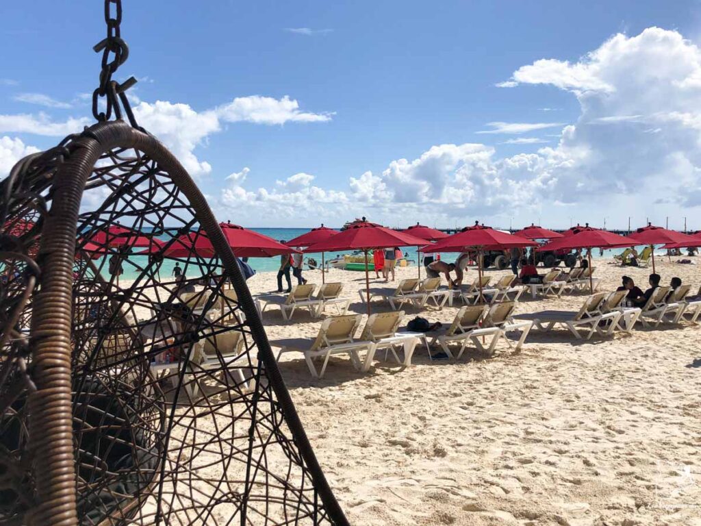 Détente à Playa Mamitas à Playa del Carmen au mexique dans notre article Quoi faire à Playa del Carmen et dans le Quintana Roo au Mexique en indépendant #playadelcarmen #quintanaroo #mexique #voyage #caraibes #yucatan #akumal